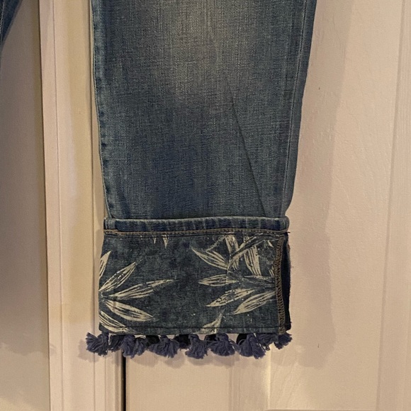 BRAND NEW Chicos denim jeans with pattern at the ankle - Picture 2 of 5